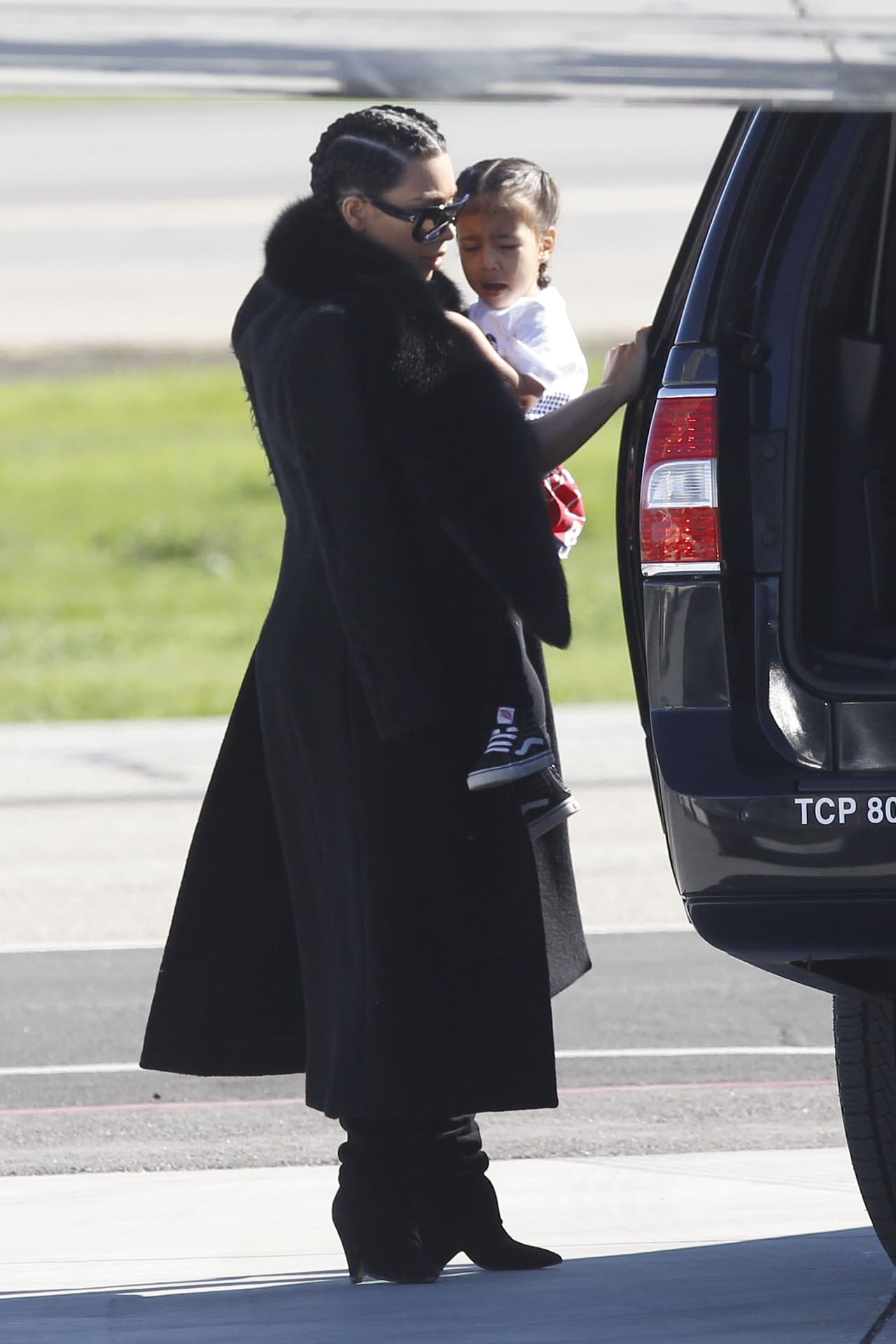 Kim Kardashian y Nori llegaron al aeropuerto de Los Ángeles para volar en su jet privado.