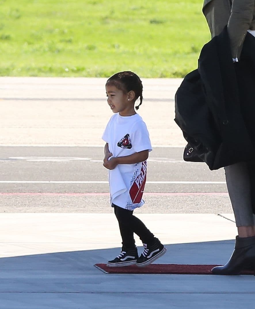 Kim estaba muy ocupada con Saint, así que Caitlyn hizo su papel de abuelita y no perdió de vista a la nena.