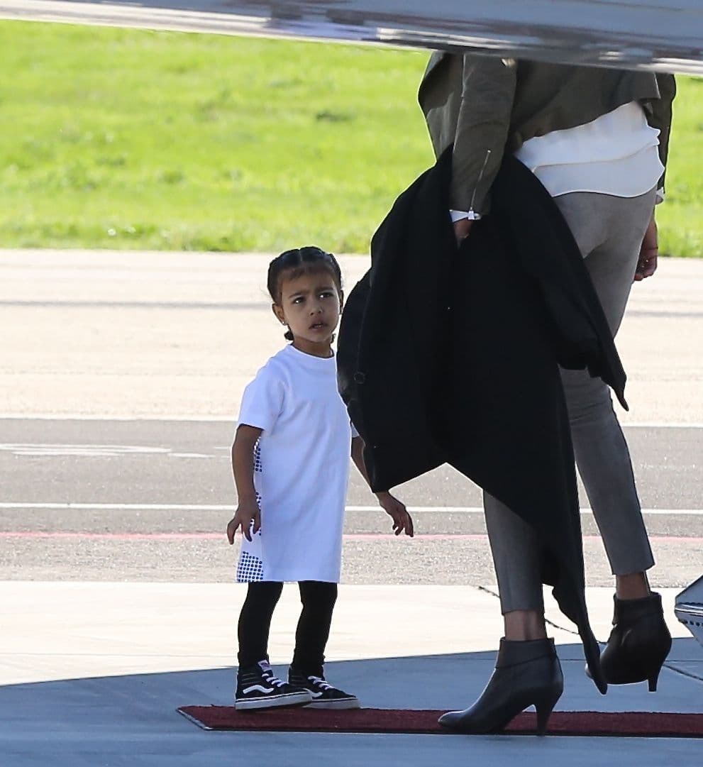La hija de KIm y Kanye platicaba con ella.