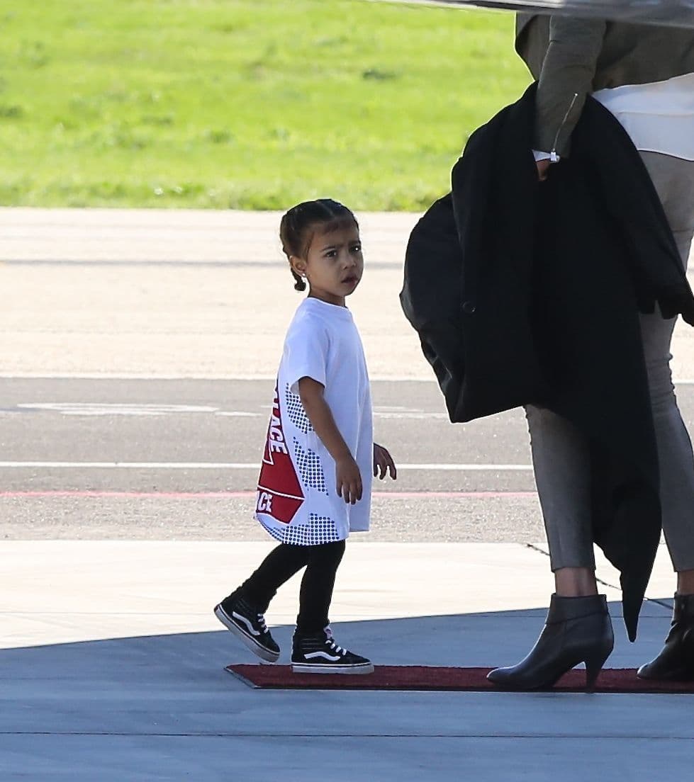 Cuando se le pasó el berrinche, Nori bajó a jugar lo que despegaba el avión.