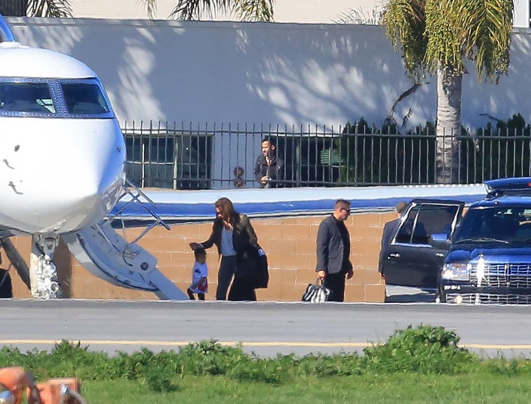 Caitlyn ayudó a North a subir al avión.