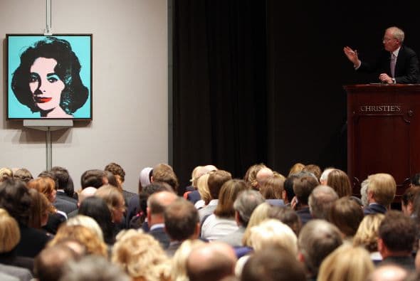 ELIZABETH TAYLOR- Joyas, obras de arte, vestidos, y hasta una residencia han sido algunas de las pertenencias que han puesto en subasta de la fallecida Elizabeth Taylor. Recientemente se puso en puja un retrato de la reconocida actriz, creado por Andy Warhol, por el cual se pagaron más de $20 millones.