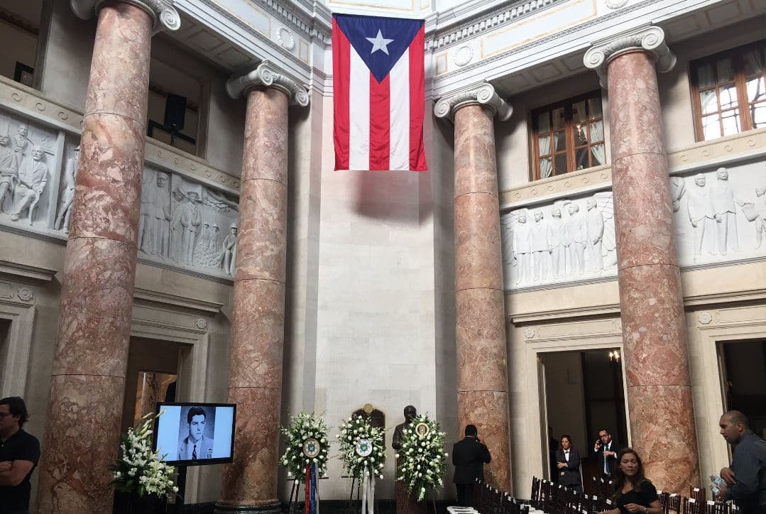 A los actos acudieron personalidades de los dos principales partidos políticos de la Isla. También asistieron todos los exgobernadores de Puerto Rico, alcaldes y miembros de la judicatura.