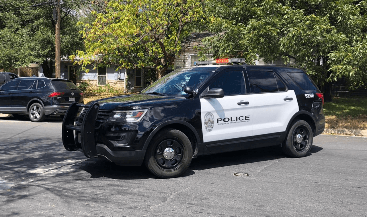 Equipo de SWAT de la Policía trabaja con persona atrincherada en el este de Austin 