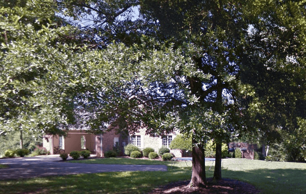 El novio de su madre la estaba estrangulando. Sus hijos lo mataron disparándole en el pecho