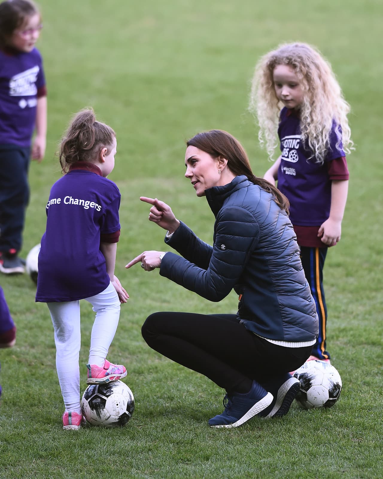 En otras fotos se puede ver a la duquesa de Cambridge hablando con un grupo de niñas en la cancha.
<br>
