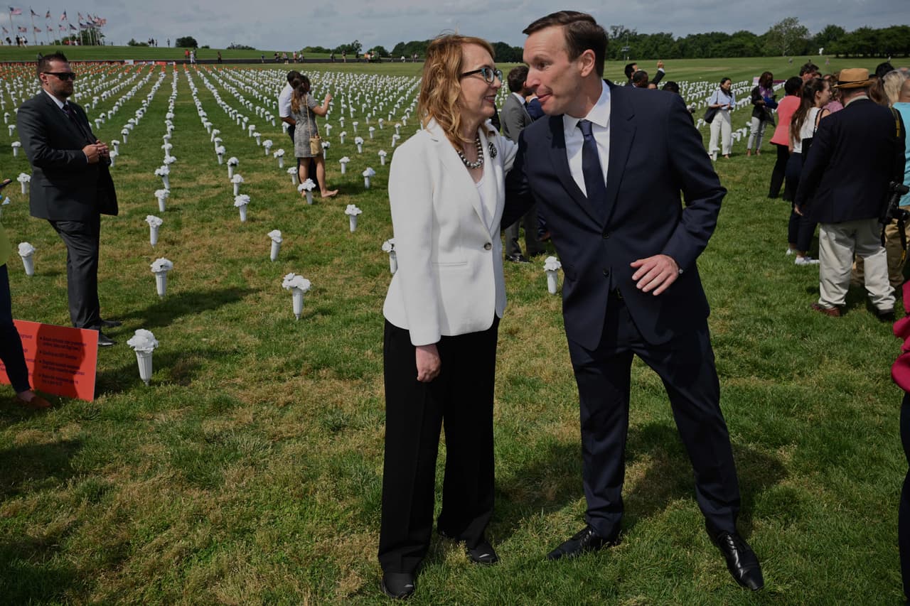 Al acto la acompañaron otros políticos, como el senador demócrata Chris Murphy.