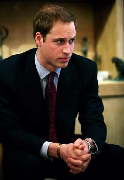 El príncipe William escucha a las familias en un evento de caridad en favor de niños en duelo.