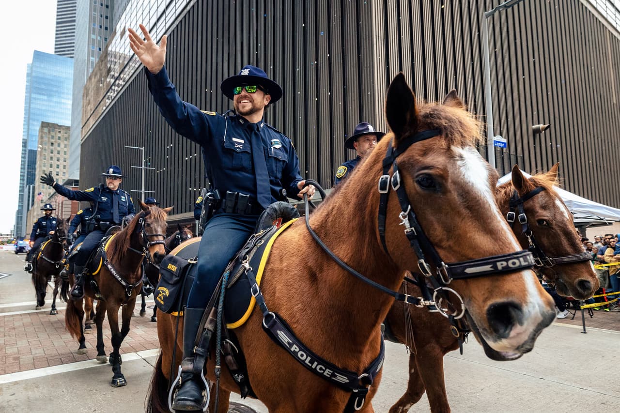 Por ejemplo, la policía de Houston estuvo en las calles del Downtown marchando con el resto de las caravanas.
