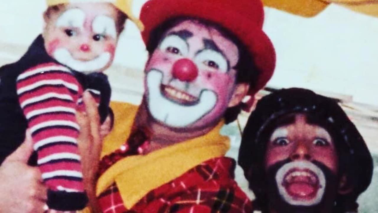 Agustín Bells de niño, posa vestido de payaso junto a su padre.