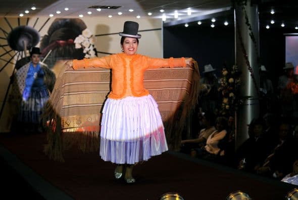 Esta ropa está hecha con telas importadas de China, Estados Unidos y otros países, las mujeres andinas o "cholitas" ostentan joyas de más de 1.000 dólares.