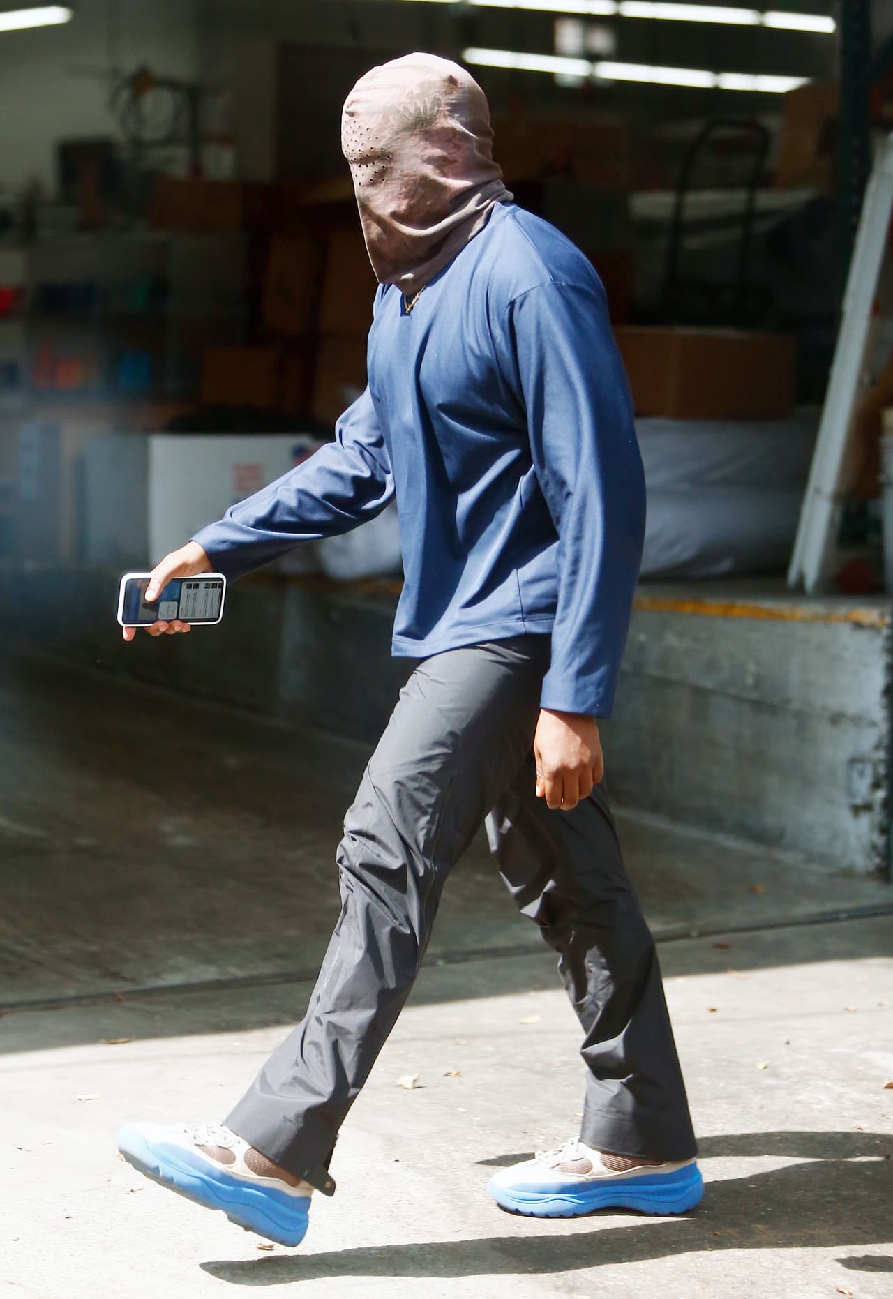 El que usó fue un pasamontañas con pequeños orificios al frente para respirar y dos imágenes intrincadas de Jesús, incluida una imagen de Cristo aparentemente comido por una ballena, junto con niños con alas de ángel.
<br>