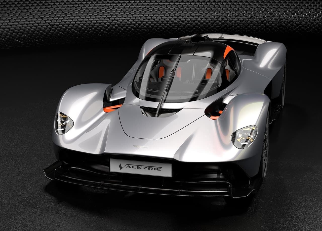 <h3 class="cms-H3-H3"><b>19. Aston Martin Valkyrie</b></h3>
<br>
<br>
<b>Precio: </b>2.6 millones de dólares
<br>
<br>Cuenta con un sistema híbrido compuesto por un motor V12 de 6.5 litros de desplazamiento de Aston Martin complementado por un tren motriz eléctrico compuesto por Rimac e Integral Powertrains para generar un total de 1,160 caballos de fuerza y 664 lb-pie de torque. El Valkyrie es el resultado de una colaboración entre el fabricante inglés y Red Bull Advanced Technologies, la compañía creada por la escudería de Fórmula 1 Red Bull para comercializar las tecnologías desarrolladas para el esfuerzo de ese equipo en la más alta disciplina del motor.
