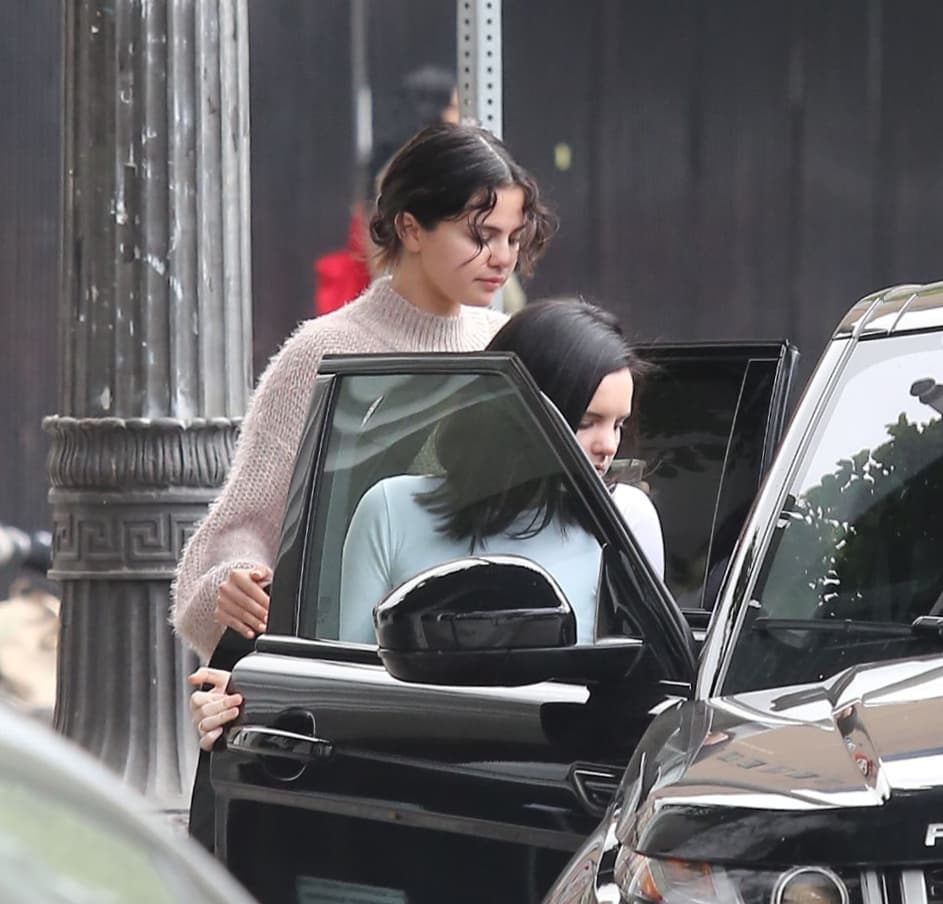 “
<b>Me deprimí un poco mirando a esas personas</b> que se ven hermosas y asombrosas… tomar descansos es realmente importante y también recordar que 
<b><a href="https://www.univision.com/entretenimiento/le-dicen-fea-y-que-la-odian-pero-selena-gomez-no-se-ofende-mira-como-enfrenta-a-los-haters-fotos">la mayoría (de lo que se ve en las publicaciones) no es real</a></b>” , mencionó la exnovia de Justin Bieber.