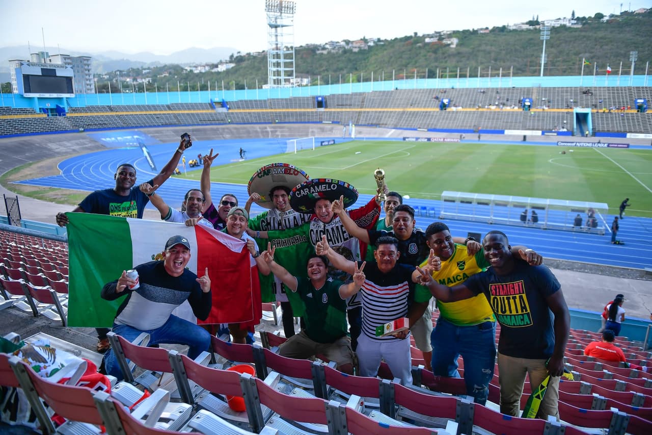 La afición mexicana, presente en Kingston.