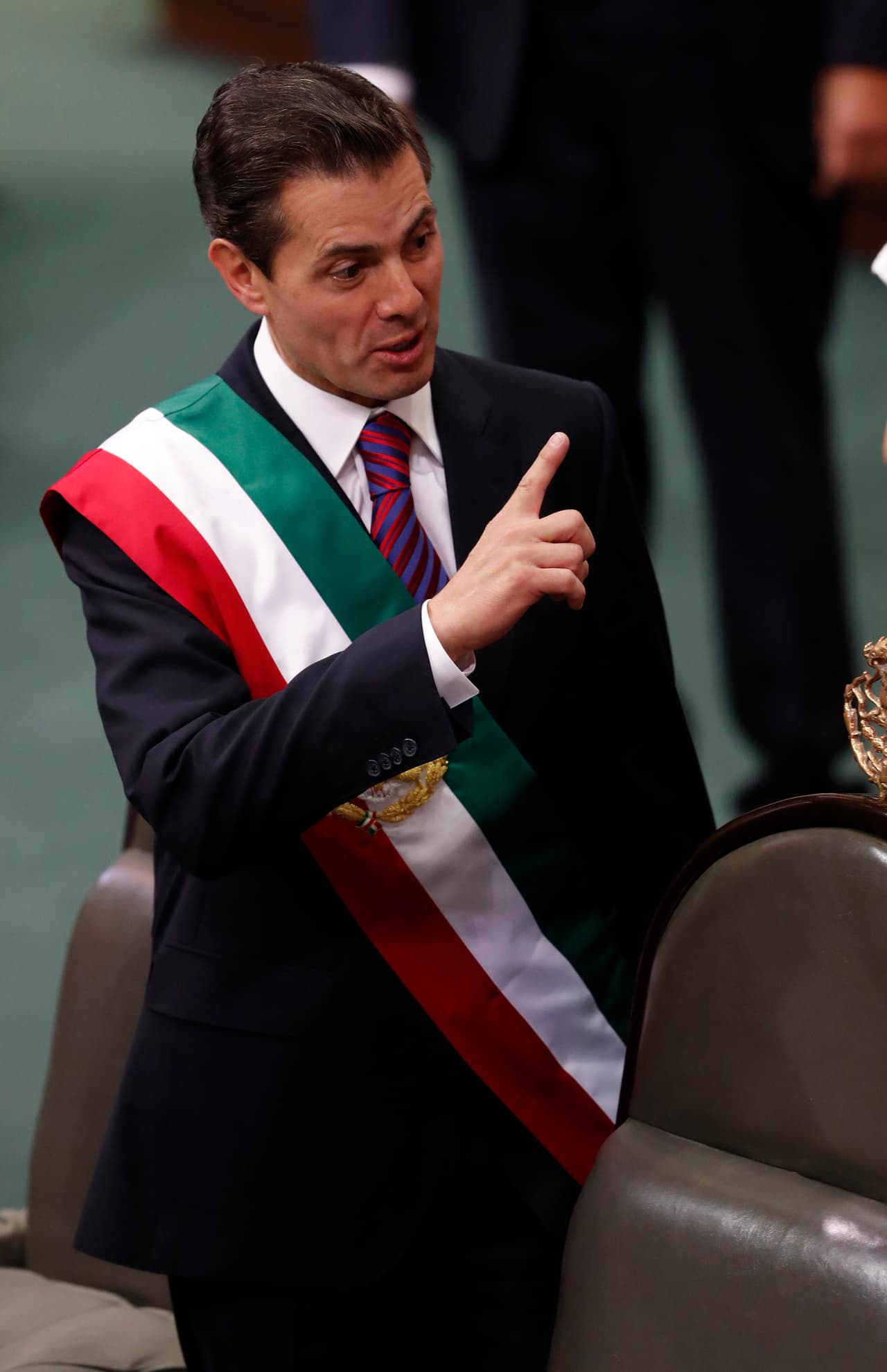 El saliente de México, Enrique Peña Nieto, quien tras entregar la banda presidencial se mantuvo en el podio del Congreso escuchando el mensaje de López Obrador.