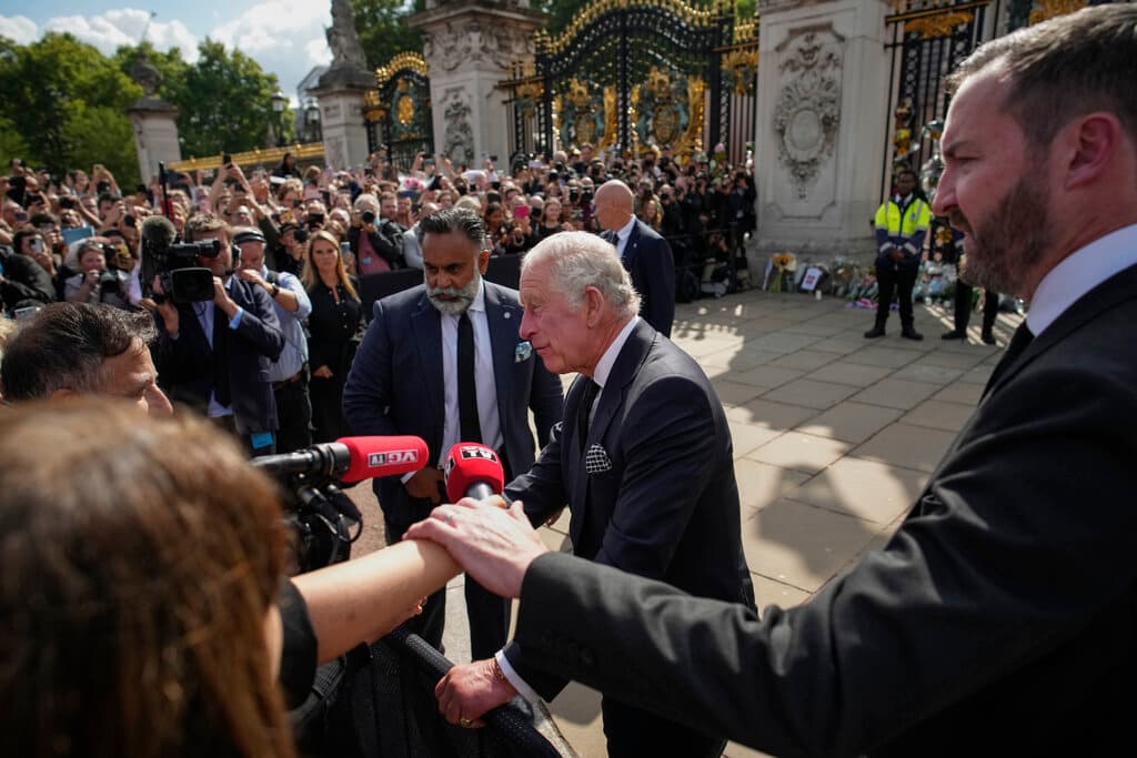 Este sábado en la tarde los ocho nietos de la reina Isabel II harán una velada junto al cuerpo de su abuela, includos los hijos del rey, William, el príncipe heredero, y su hermano Harry.
