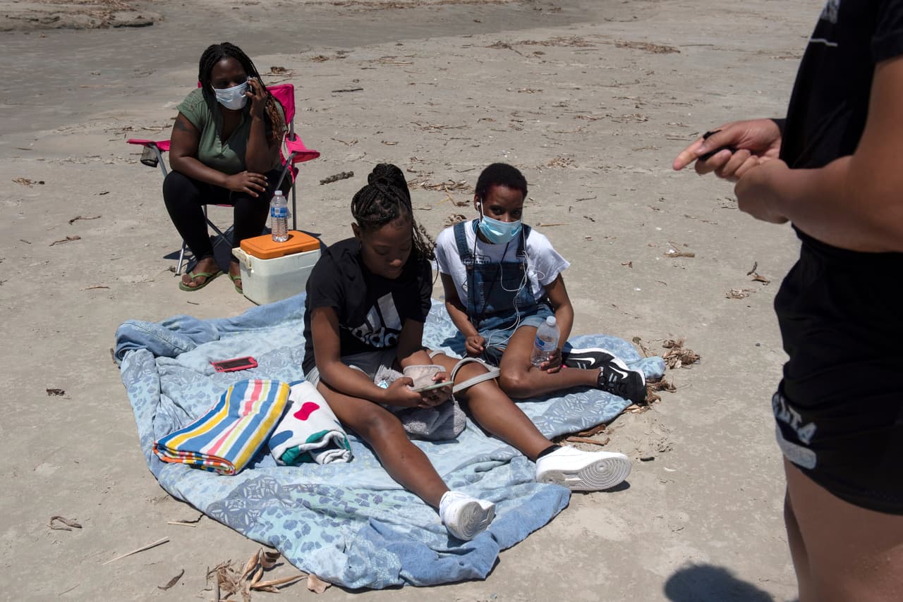 Corpus Christi's McGee Beach. Ubicada en la bahía de Corpus Christi, esta playa está generalmente libre de algas marinas, despejando las aguas azules para una vista pintoresca.