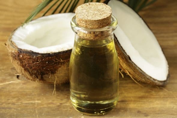 Mucho se ha dicho sobre el aceite de coco para restaurar e hidratar el pelo; sin embargo, el agua de coco puede resultar todo un elixir para nuestra melena gracias a sus vitaminas, antioxidantes, minerales y aminoácidos.