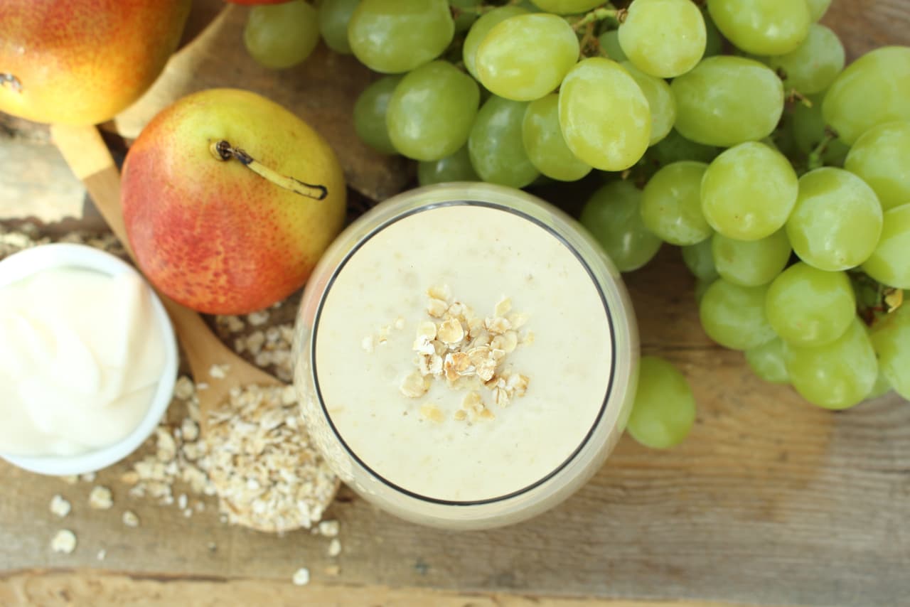 Smoothie de avena y manzana. Esta deliciosa y dulce bebida (que lleva miel y extracto de vainilla) nos la recomendó Su-Nui Escobar, nutricionista y vocera de MilkPEP, el Programa de Educación de los Procesadores de Leche.