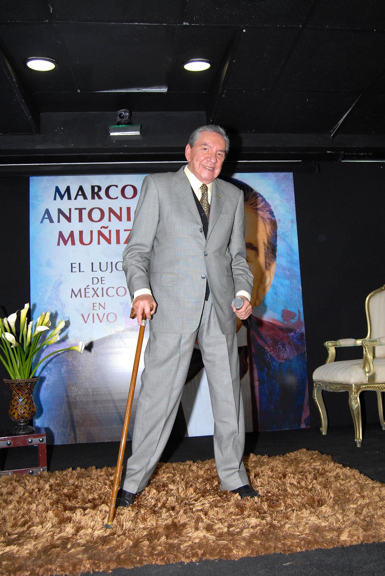 El padre de 
<b><a href="https://www.univision.com/famosos/jorge-coque-muniz-recuerda-el-dolor-que-sintio-cuando-murio-mariana-levy-y-la-cancion-que-le-compuso-fotos" target="_blank">'Coque' Muñiz</a></b> comentó que, en ocasiones, la enfermedad le impide moverse con libertad.