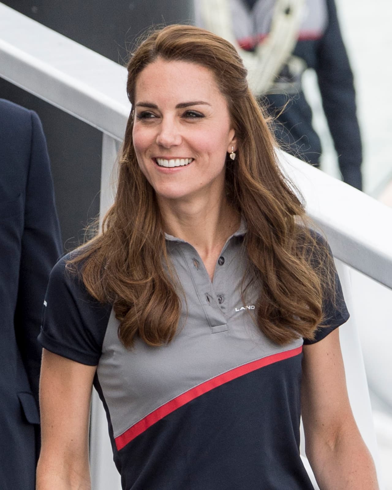 En algunas ocasiones lo trae con una media coleta, esta imagen corresponde al 24 de julio en la serie mundial de copas americanas.