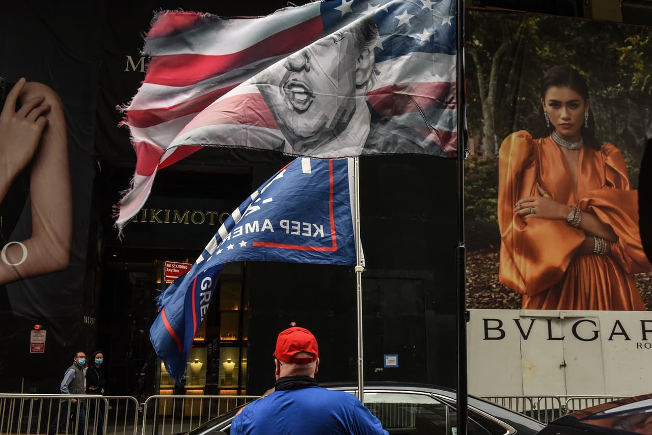 El presidente Trump apareció el lunes por la noche en su primer mitin de campaña frente a la 
<b>Casa Blanca</b> desde que dio positivo por el coronavirus a principios de este mes.