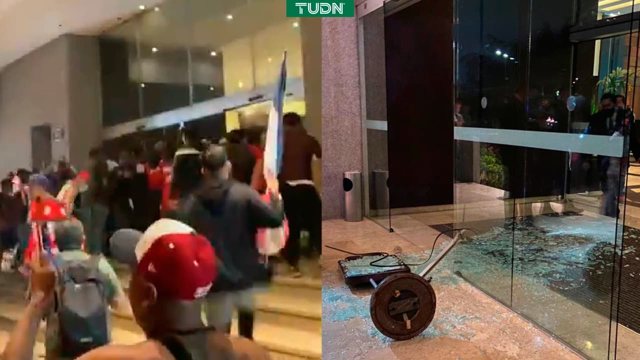 Fans de Chivas se manifiestan contra jugadores por malos resultados