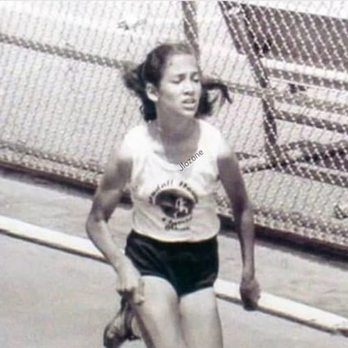 Durante su niñez y juventud se enfocó al colegio, destacó en las actividades deportivas y era una de las jóvenes atletas que no dejaba de llamar la atención. Entre las dificultades, encontró la manera de cosechar sus primeros triunfos.