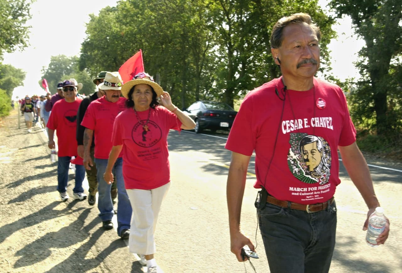 Huerta es fiel creyente de la lucha no violenta. En la foto, lidera una marcha en California junto al sindicalista Arturo Rodríguez, en 2002.
