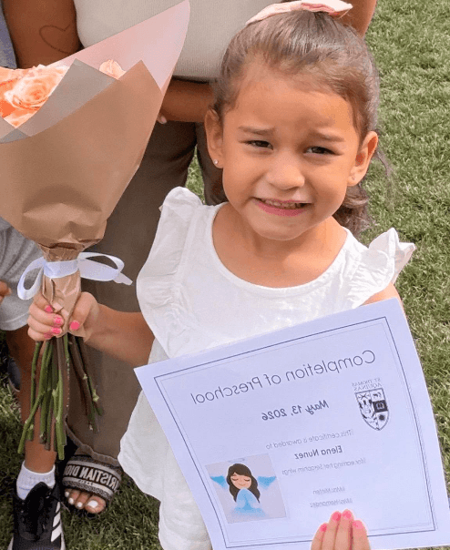 "
<b>Muy orgullosa</b>. Mi nieta Elena se graduó de Kinder Garden", nos dice con orgullo Carmen Nunez.