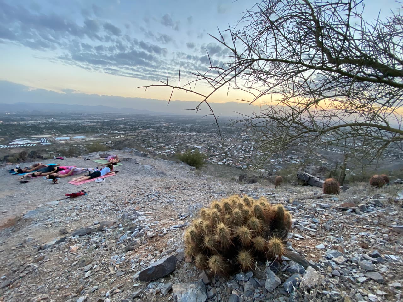La instructora cree que aparte de subir y bajar esta montaña, quienes acuden al lugar también pueden tomar tiempo para respirar y practicar yoga.