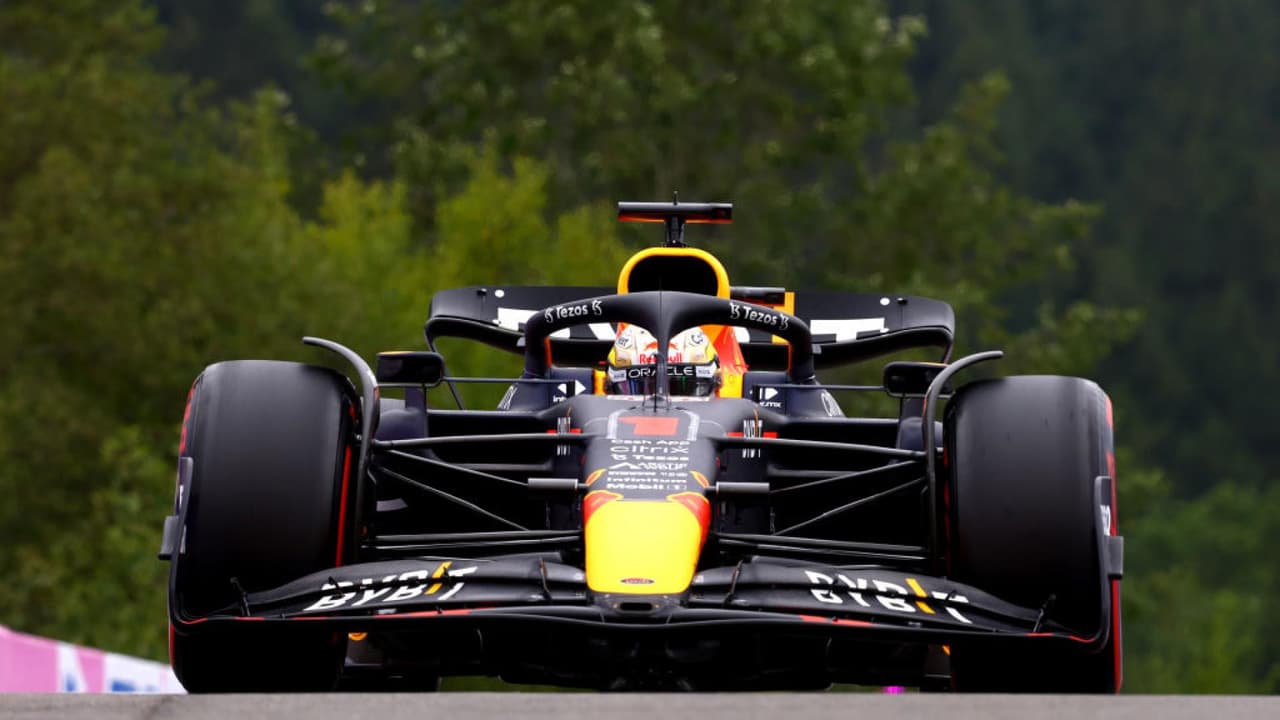 Verstappen dominó las segundas prácticas libres; Checo fue décimo