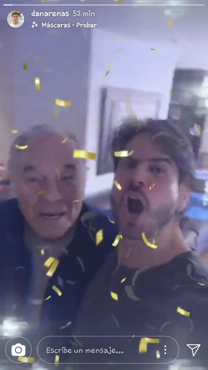 El actor colombiano Daniel Arenas celebró junto a su padre el primer gol de la Selección Mexicana a Corea del Sur. Así lo compartió en sus historias de Instagram.