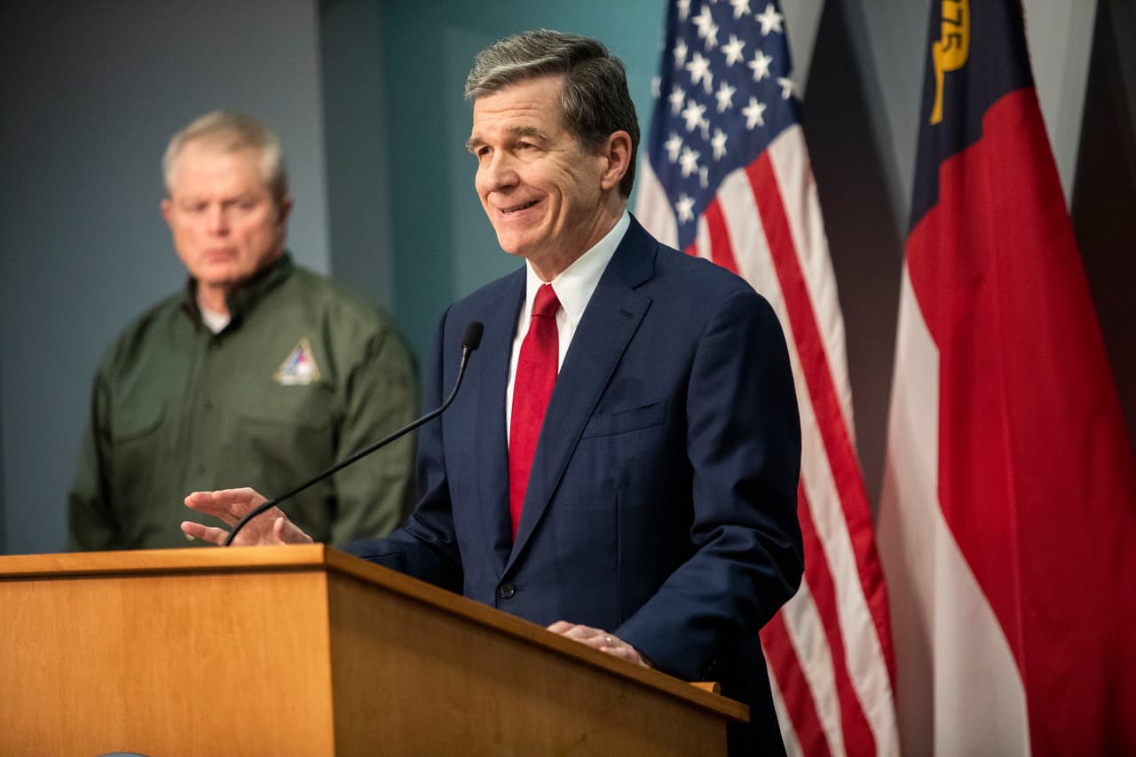 El gobernador Roy Cooper anunció que Carolina del Norte recibió la aprobación para implementar el nuevo Programa de Transferencia Electrónica de Beneficios por la Pandemia (P-EBT).