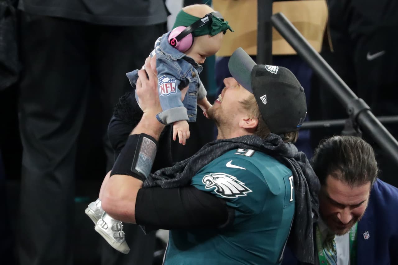 Nick Foles y su hija en una de las imágenes más emotivas de la celebración.