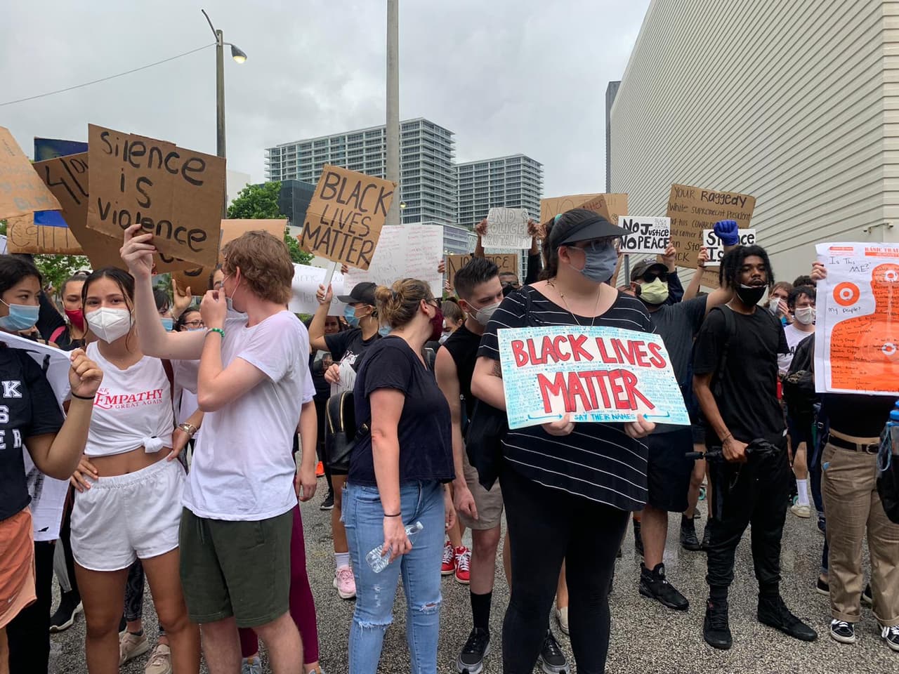 “Estoy decepcionada, me duele mucho que le pase esto a la gente, es una injusticia, arrestaron a un solo policía y los otros no”, dijo una de las manifestantes.