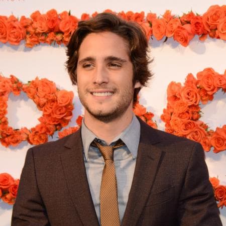 “Me informan que el actor Diego Boneta anda saliendo con una modelo chilena de 30 años”, escribió Carrillo.