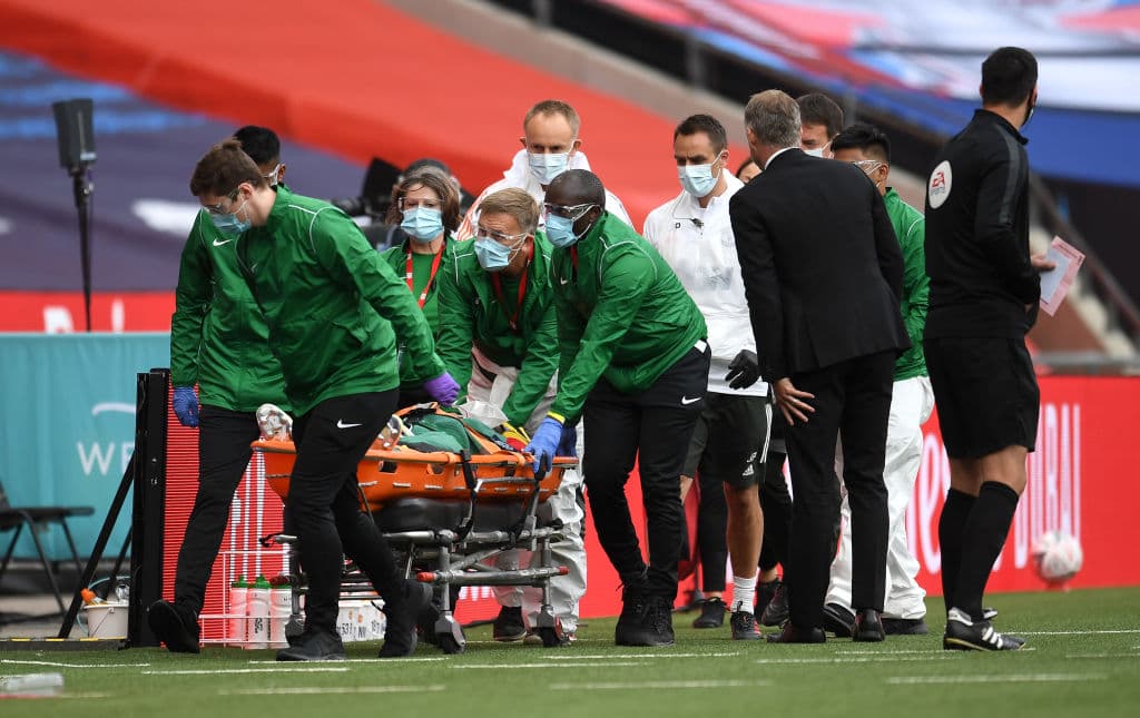 Manchester United 1-3 Chelsea | Oliver Giroud (45+11’) adelantaba a los de Lampard. Mount (46’) hizo el segundo y Maguire (74’) sepultó a los de Manchester con un autogol. El descuento llegó de los botines de Bruno Fernandes quien cobró una pena máxima. Chelsea se enfrentará al Arsenal en la final de la FA Cup, una de las competiciones más añejas del futbol mundial.