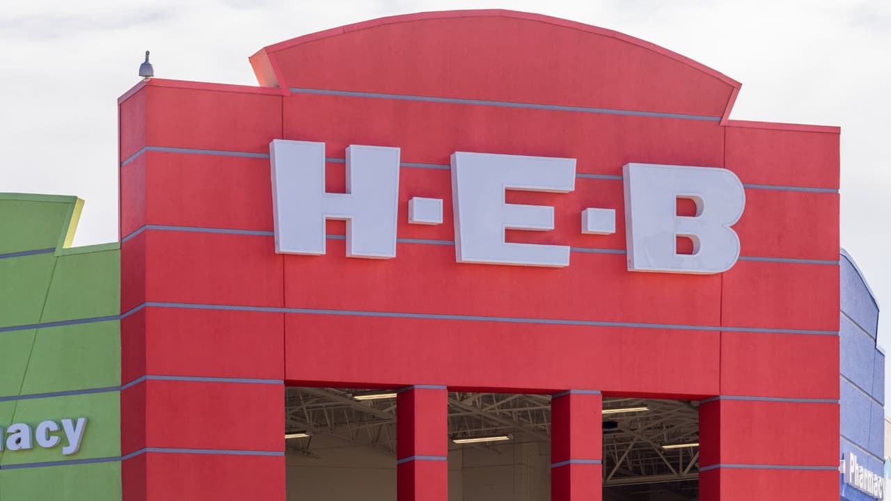 <h3 class="cms-H3-H3">Supermercados abiertos </h3>
<br>
<br>
<b>H-E-B y su familia de tiendas</b> tendrán un horario especial para Texas: 
<b>abre de 6 de la mañana al mediodía.</b>
<br>Curbside funcionará hasta las 11 de la mañana, y las entregas terminarán a las 10:00 a.m. 
<br>La farmacia
<b> cierra todo el día</b>. 
<br>Central Market 
<b>abre de 8 de la mañana a 2 de la tarde</b>. 
<br>Mi Tienda 
<b>sigue el mismo horario de H-E-B</b>. 
<br>Joe V’s Smart Shop
<b> trabaja hasta las 2 de la tarde.</b> 
<br>En el caso de 
<b>Whole Foods,</b> se informó que reduce horario. Muchas tiendas 
<b>abren alrededor de las 7 de la mañana y cierran a la 1 de la tarde</b>. 
<br>Sprouts mantiene su horario festivo.
<b> Abre de 7 de la mañana a 2 de la tarde. </b>