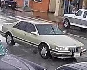 El sospechoso fue visto huir en un sedán 4 puertas Cadillac Seville modelo de mediados de la década de 1990.