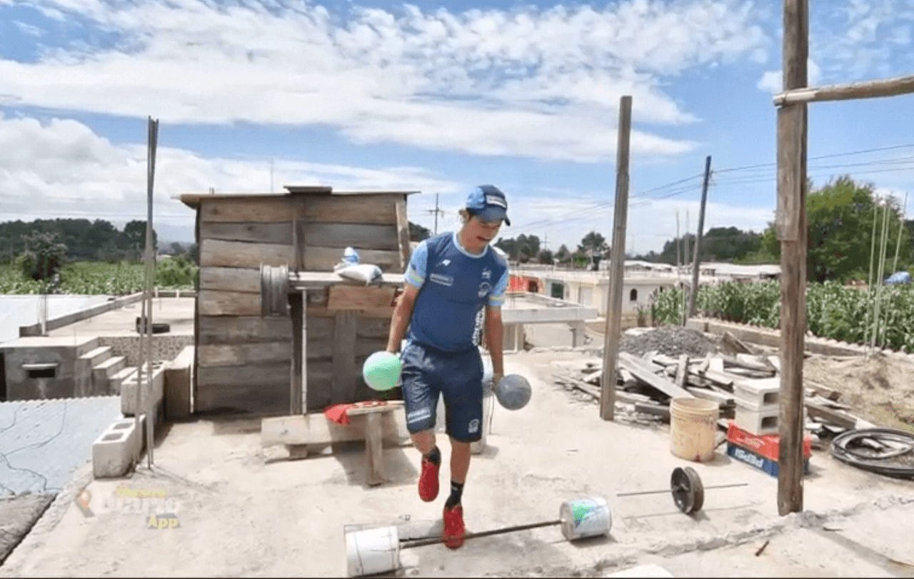 El atleta es optimista y no espera a que pase la crisis para retomar sus entrenamientos. Sin duda, un ejemplo de disciplina y empeño para lograr su próxima meta.