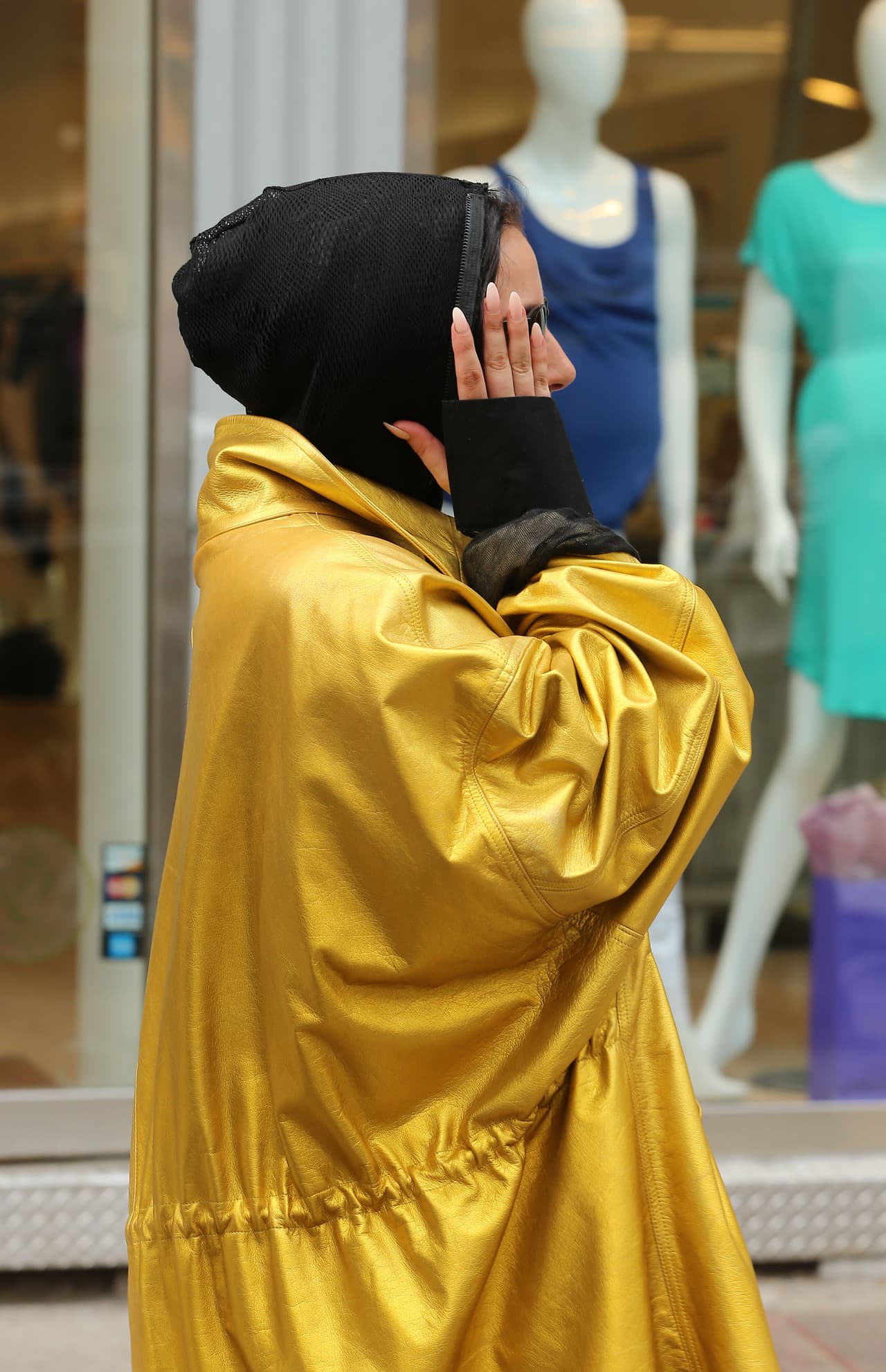 Nos extraña que se haya alejado de pronto del pop y de la música a la que tenía acostumbrados a sus fans.