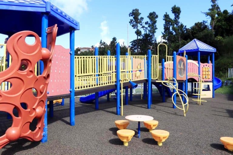 Barranquitas inaugura área de juegos para niños con necesidades especiales