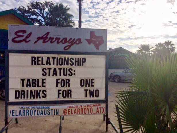 Los juguetones mensajes o bromas hacen referencia a la cotidianidad, el gusto por la comida y/o hechos actuales de cultura pop, política, deportes, conmemoraciones, naturaleza y hasta el clima.