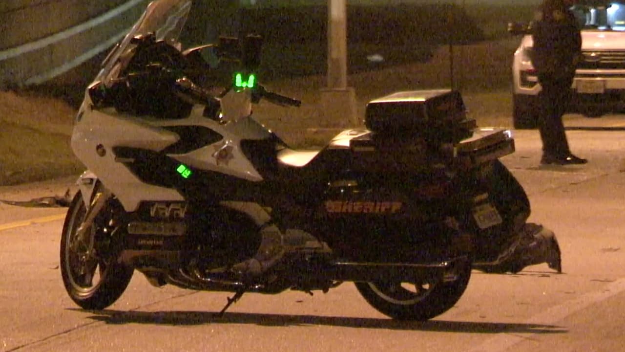 El sargento 
<a href="https://www.univision.com/local/houston-kxln/sargento-del-condado-harris-muere-tras-ser-golpeado-por-una-conductora-mientras-apoyaba-una-labor-de-transito-video">estaba fuera de servicio</a> y hacía trabajos de escolta a una carga. Estaba bloqueando una de las salidas de la autopista cuando fue embestido por el vehículo.