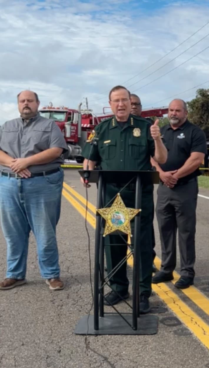 <b>"Fue una mañana terrible"</b>, confesó a media mañana, Grady Judd, sheriff del condado Polk, en una
<b><a href="https://www.facebook.com/polkcountysheriff/videos/1751046356156173/" target="_blank">conferencia de prensa</a></b> desde el lugar. Allí mostró una imagen de la situación que hallaron los
<b>primeros en responder </b>al accidente en New Haven.
<br>
<br>Apuntó que "todavía estaba oscuro" cuando se reportó el accidente mortal para dos personas. De los
<b>37 estudiantes de escuela superior</b> que ocupaban el autobús escolar que se volcó, tres fueron
<b>trasladados en ambulancia aérea </b>a centros de trauma cercanos.