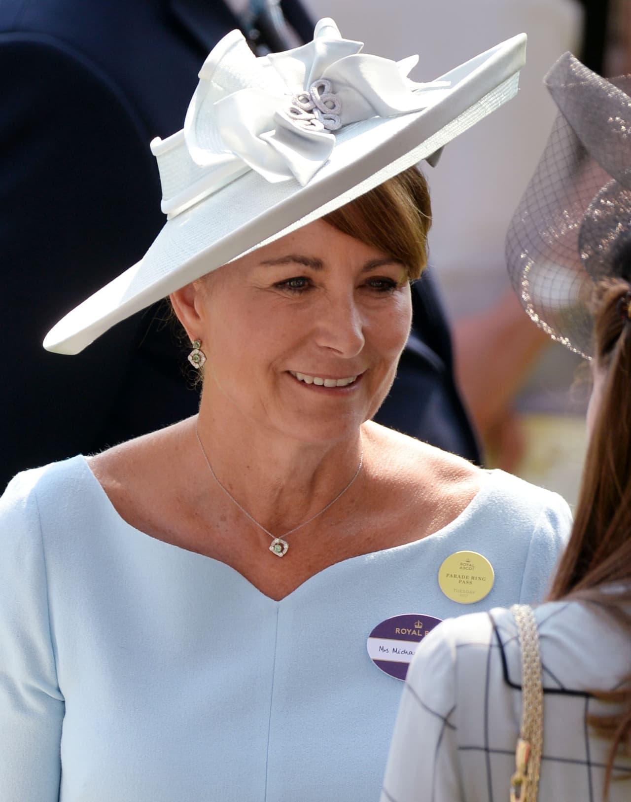 Gracias al auge de la construcción de los años 60, la familia logró elevar su nivel económico, lo que le permitió a ella terminar sus estudios obligatorios y posteriormente incorporarse como azafata de la compañía British Airways.