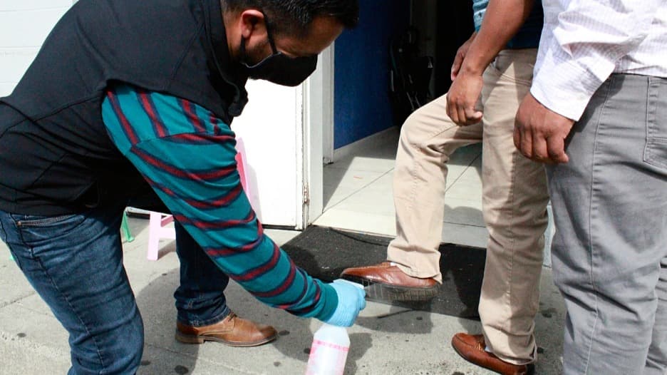 Siguiendo las medidas preventivas establecidas por el condado de Alameda, en el evento se negó la entrada a personas que no llevaban cubrebocas. Además, se les rociaron líquidos desinfectantes en las manos y en las suelas de los zapatos a todos los visitantes.