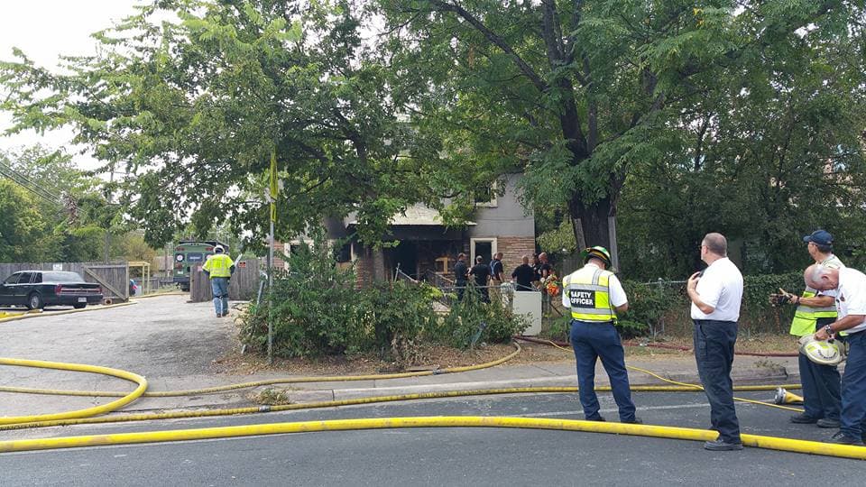 Incendio daña casa de asistencia al este de Austin 